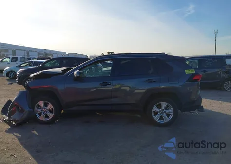 2021 Toyota Rav4 Xle z USA, uszkodzony, nr VIN 2T3W1RFV2MC171463